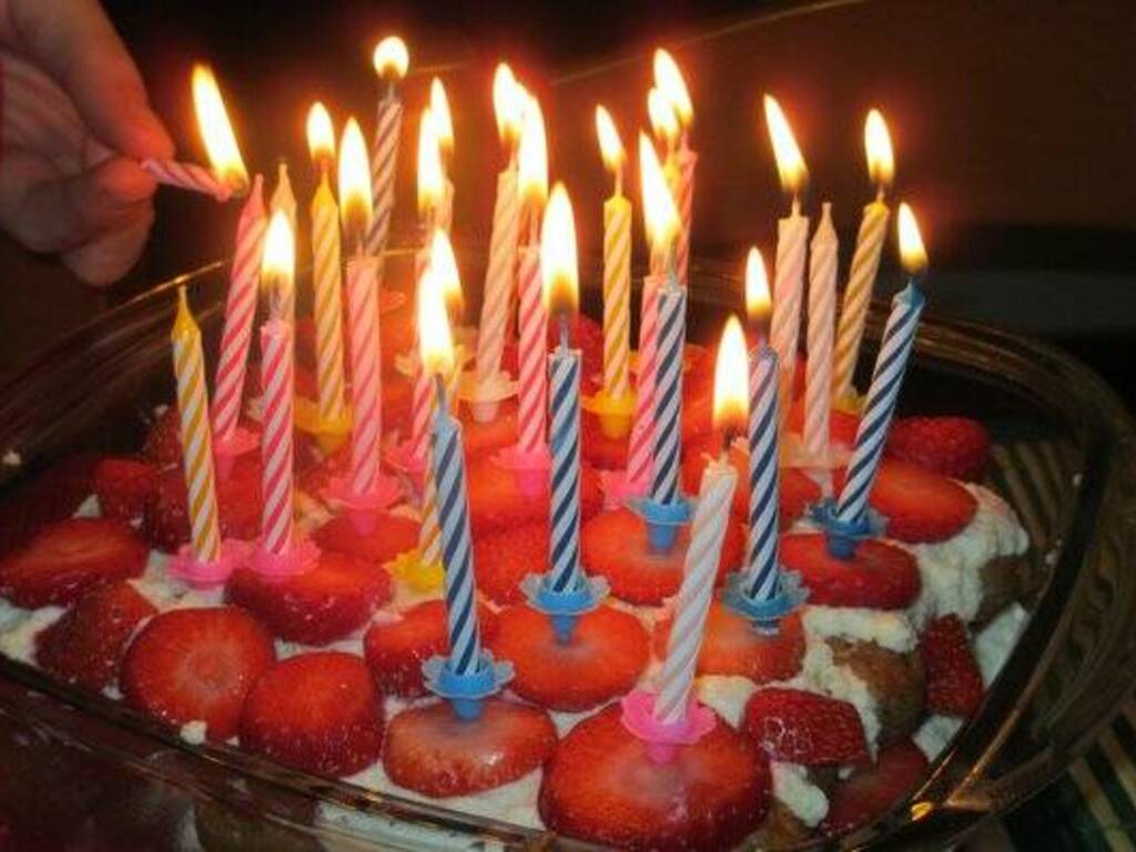 Torta Con Fragole E Candeline, Torta Di Compleanno, Torta Di