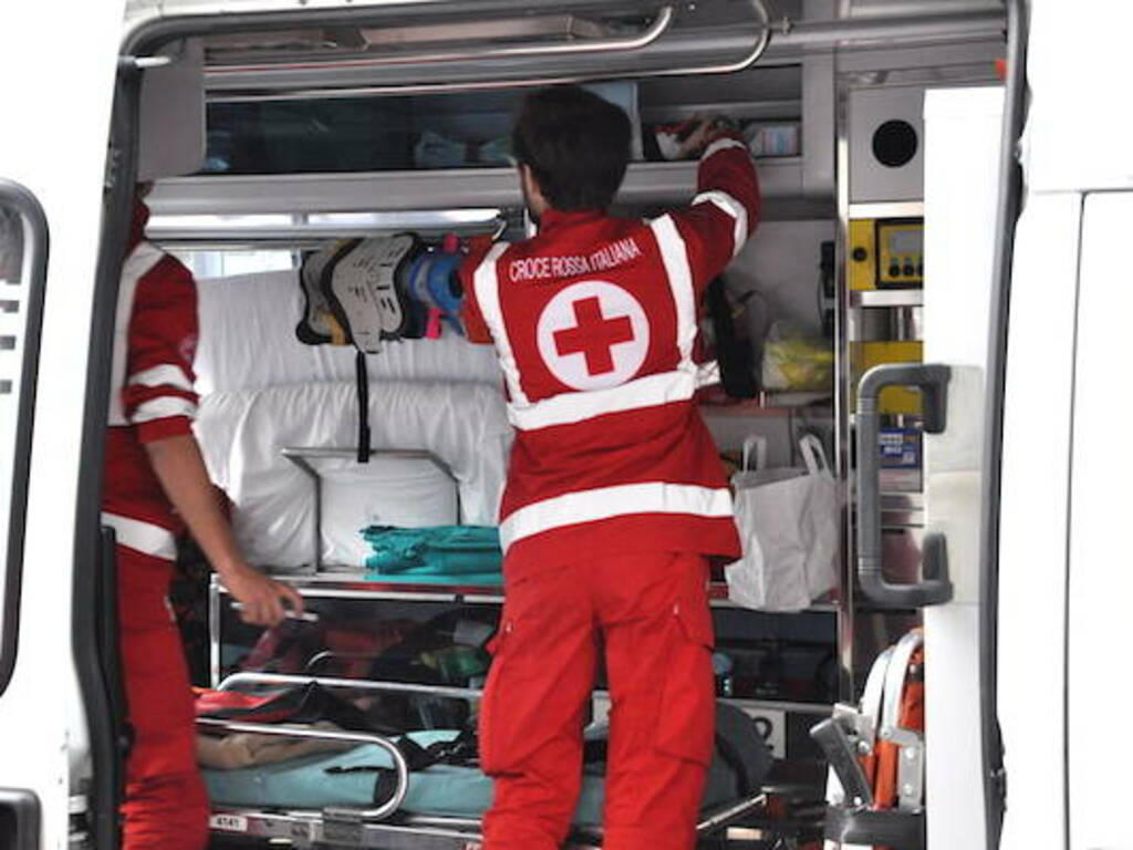 Croce-Rossa-italiana-ambulanza-interno-mb