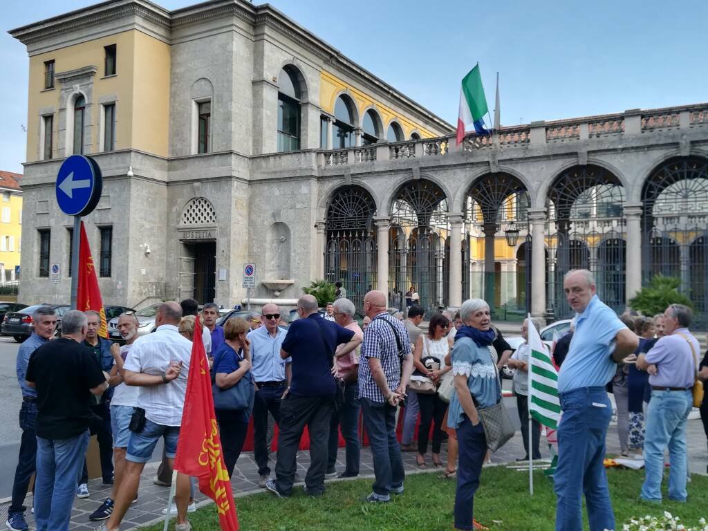 protesta al tribunale di monza Bames e Sem vimercate