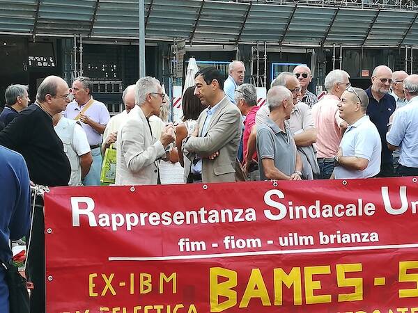 protesta lavoratori Bames e Sem con sindaco sartini vimercate