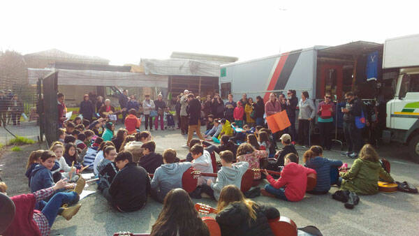 flash-mob-mercato-Cederna-scuola-media-Walter-Bonatti-mb-07