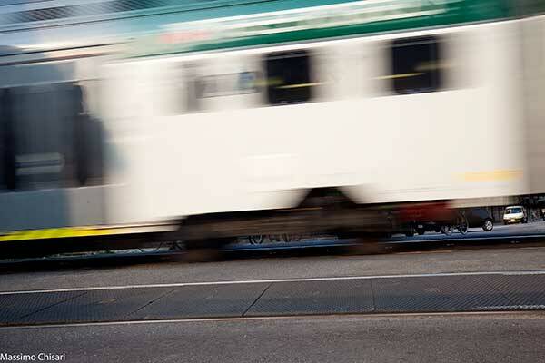 Varedo-trenord-treni-passaggioalivello-sbarre-trafficoferroviario-trafficoveicolare-attraversamento3-mb