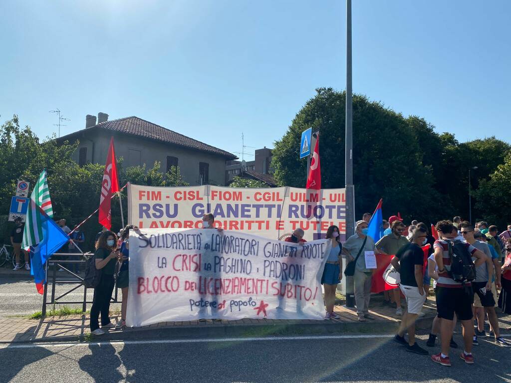 Sciopero Gianetti Ruote davanti alla sede della provincia 2-mb