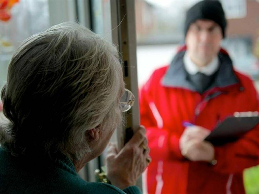 Signora guardi nella cassetta postale, c'è un regalo del Comune: era una  truffa - MBNews