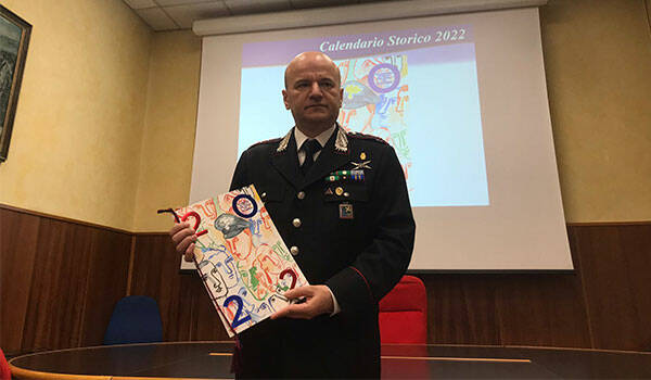 Lucarelli e il maestro Chia per il calendario storico dell'Arma 2022