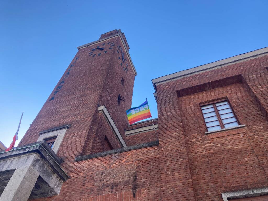 Regione, la bandiera dell'Ucraina sventola in piazza del Duomo