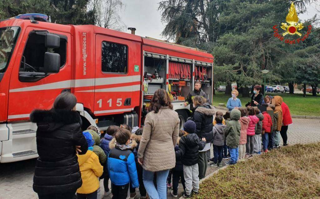 Vigili del fuoco Monza visita Istituto Mamma Rita