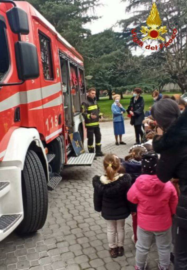 Vigili del fuoco Monza visita Istituto Mamma Rita