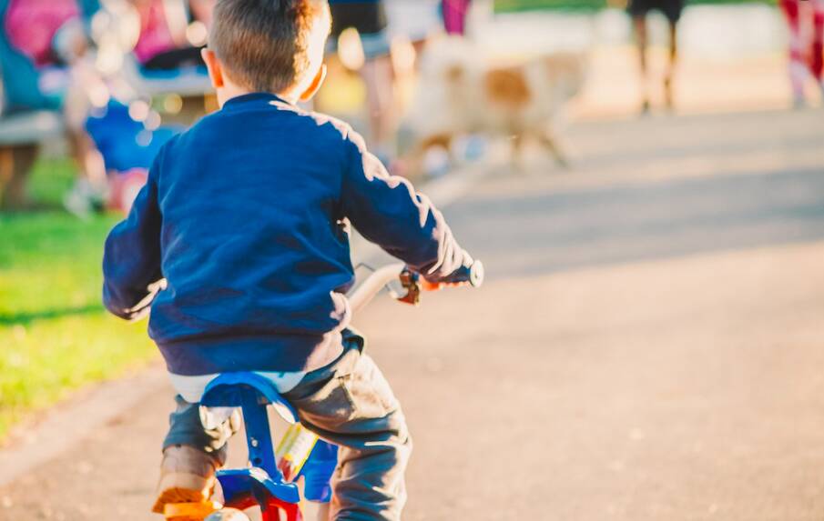 bambino-bicicletta-free-web