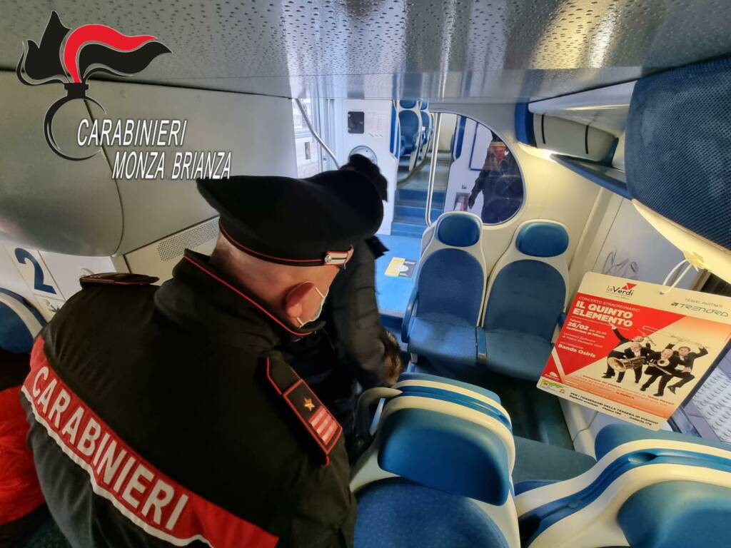 carabinieri controlli treno