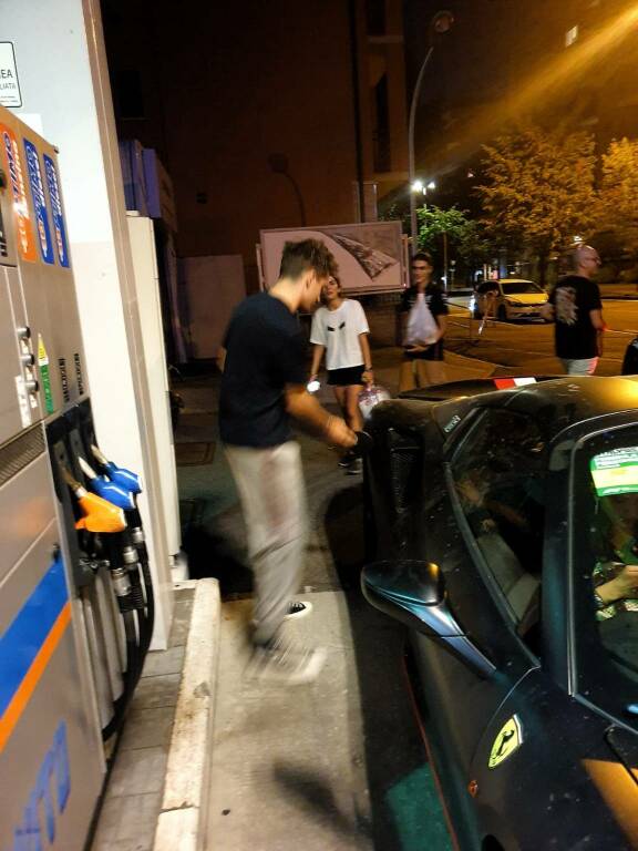 Leclerc fa benzina a Monza in via Boito. Foto di Rocco Angelo 