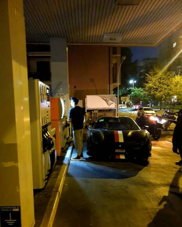 Leclerc fa benzina a Monza in via Boito. Foto di Rocco Angelo 