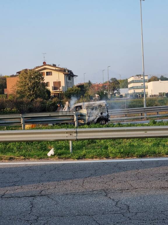 vimercate auto incendio torri bianche