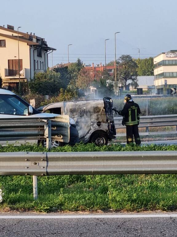 vimercate auto incendio torri bianche