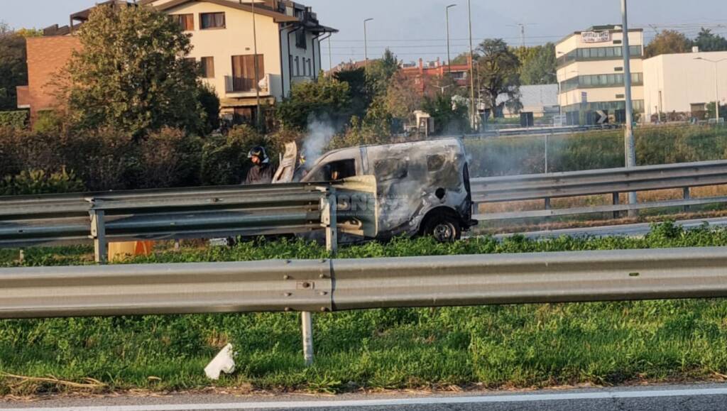 vimercate auto incendio torri bianche