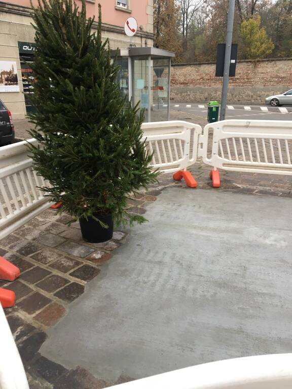 albero natale piazza oggioni villasanta