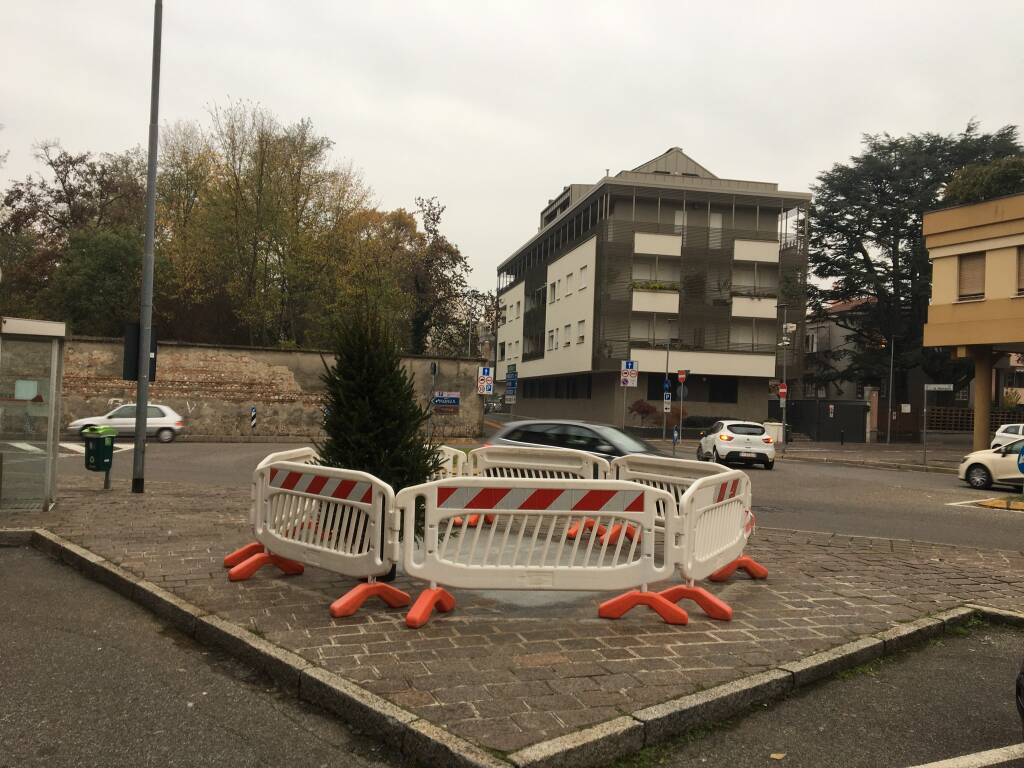 albero natale piazza oggioni villasanta