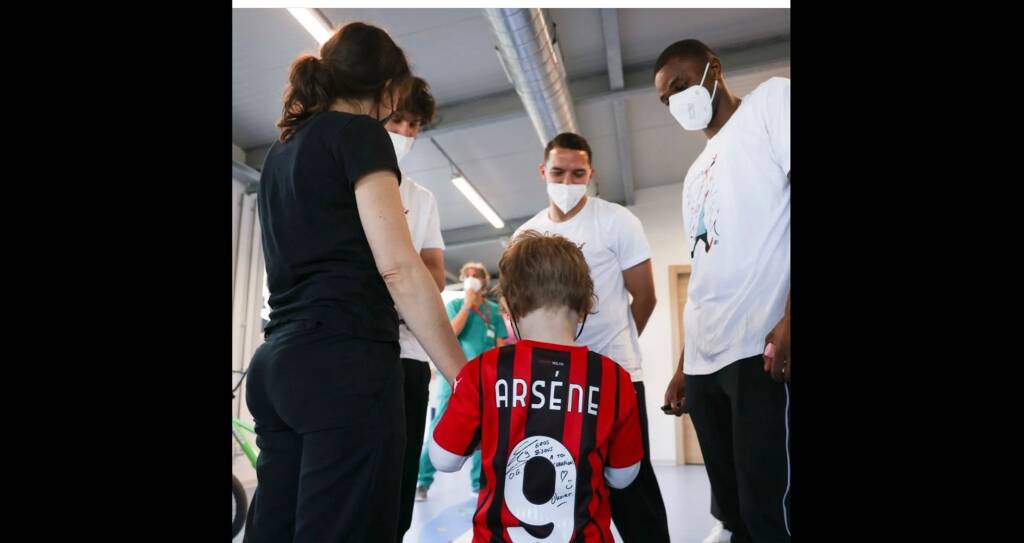 Sorpresa per i piccoli pazienti del Policlinico: i calciatori del Milan  portano i regali di Natale - la Repubblica