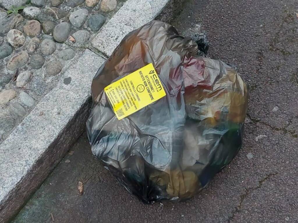 Cartellino giallo per la raccolta differenziata: i vimercatesi fanno troppi  errori nei sacchi lasciati in strada - MBNews