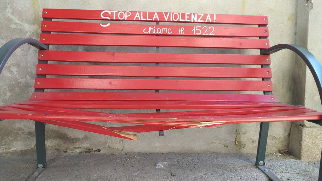 panchina rossa desio vandalizzata 