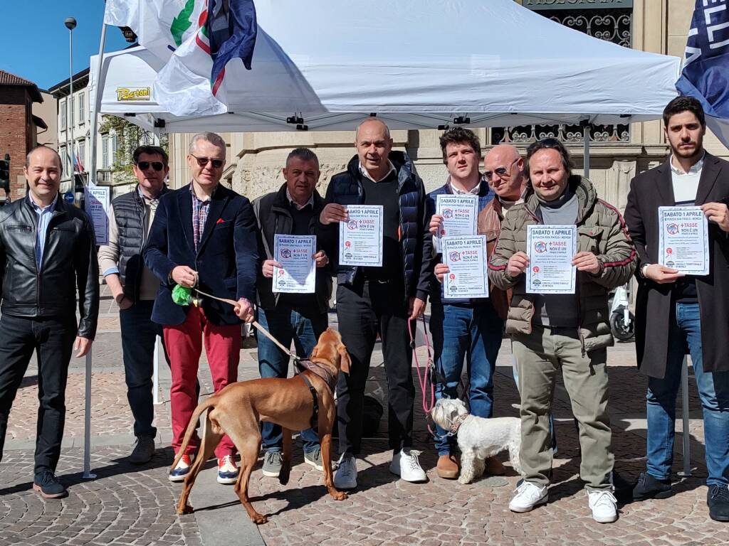 Fratelli d'Italia in piazza a Monza contro l'aumento delle tariffe.