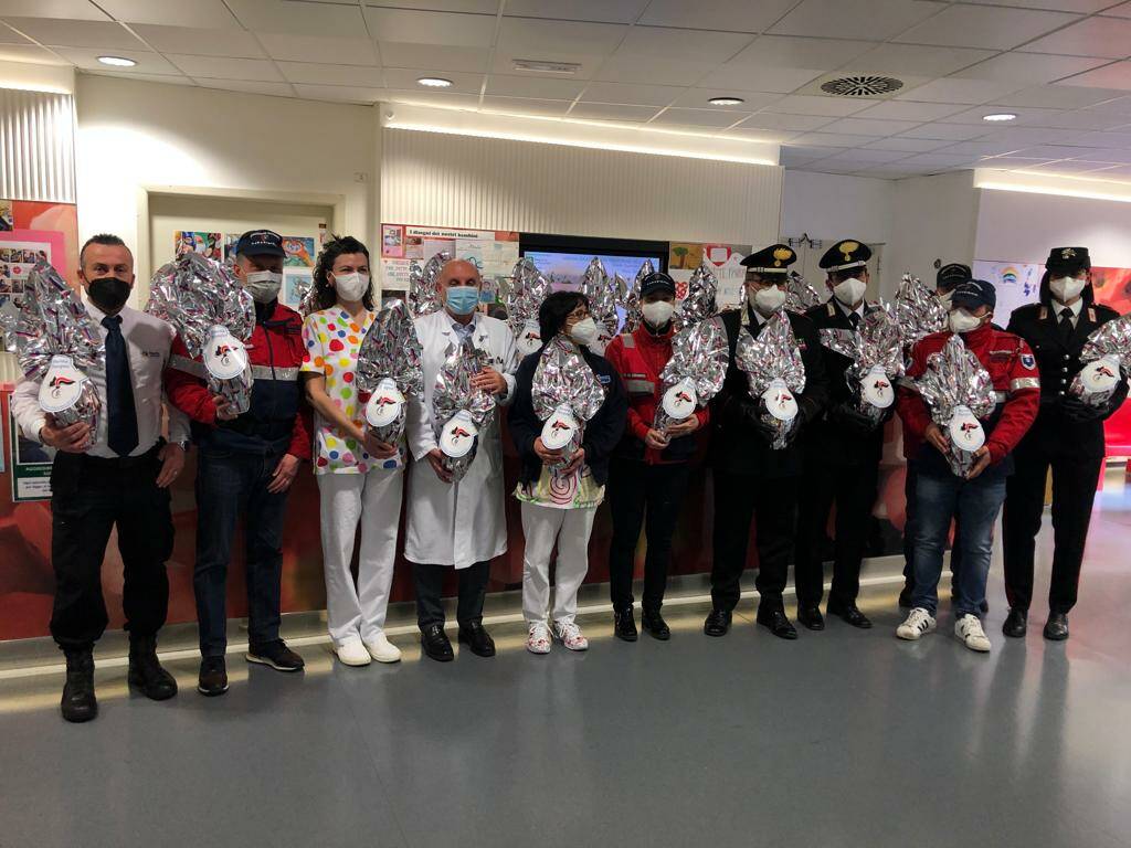 Vimercate carabinieri uova pasqua pediatria