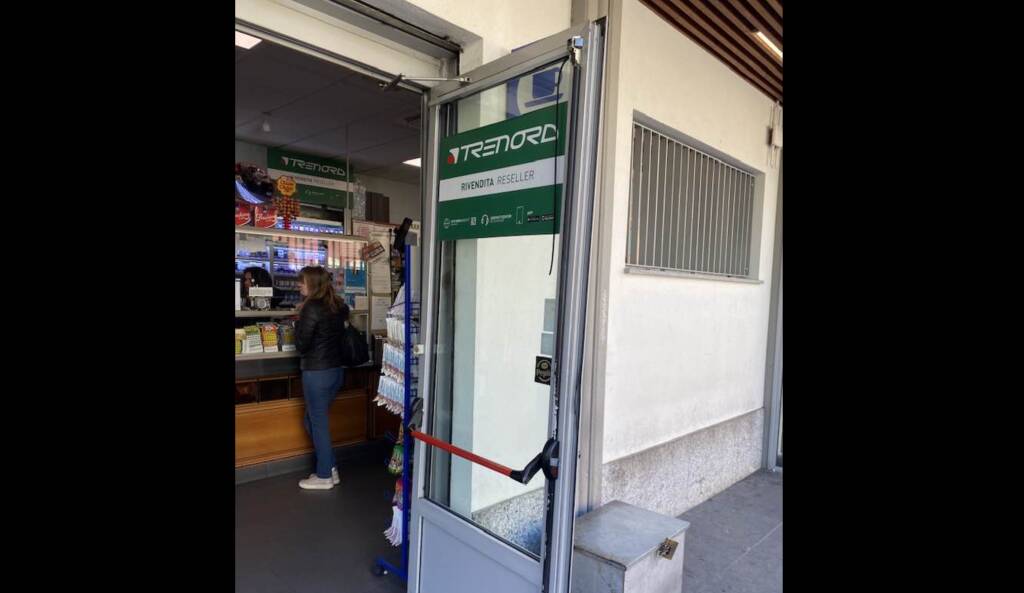 arcore stazione senzatetto spacca porta