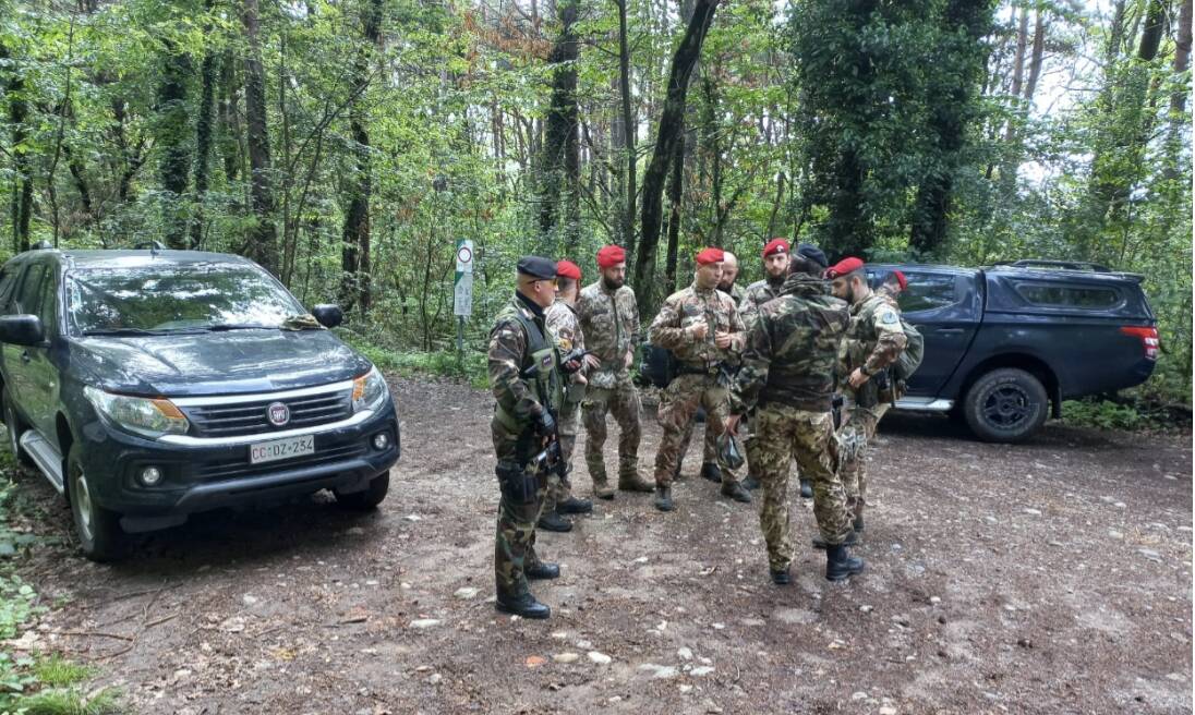 Eroina, cocaina e armi nei boschi di Oltrona e Lambrugo: doppio blitz di  Carabinieri e Squadroni Cacciatori - ComoZero