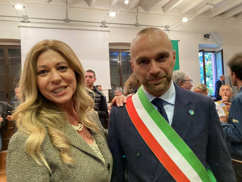 Oro e la fascia tricolore del sindaco di Brugherio è très chic - MBNews