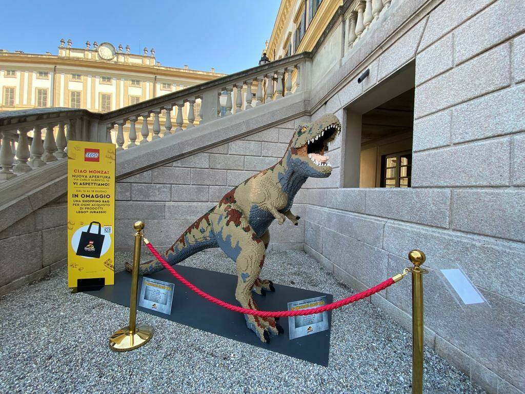 Davanti alla Villa Reale un T-Rex gigante tutto di Lego. Ecco le foto -  MBNews