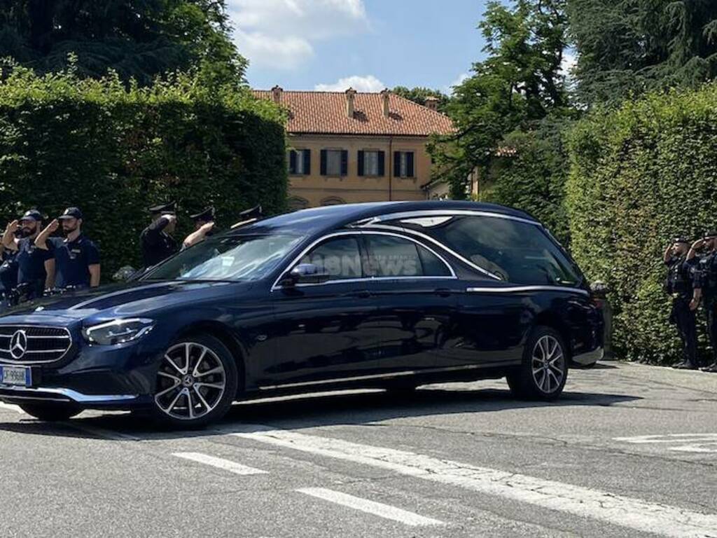 Silvio Berlusconi feretro lascia Villa San Martino Arcore