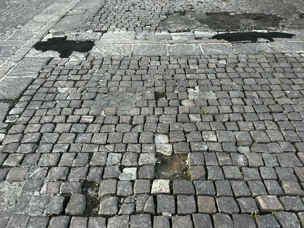 Degrado in piazza Cambiaghi a Monza 