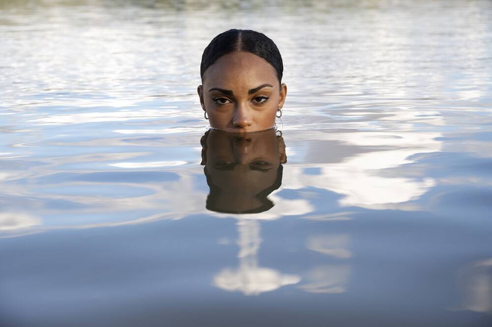 donna in piscina freeweb