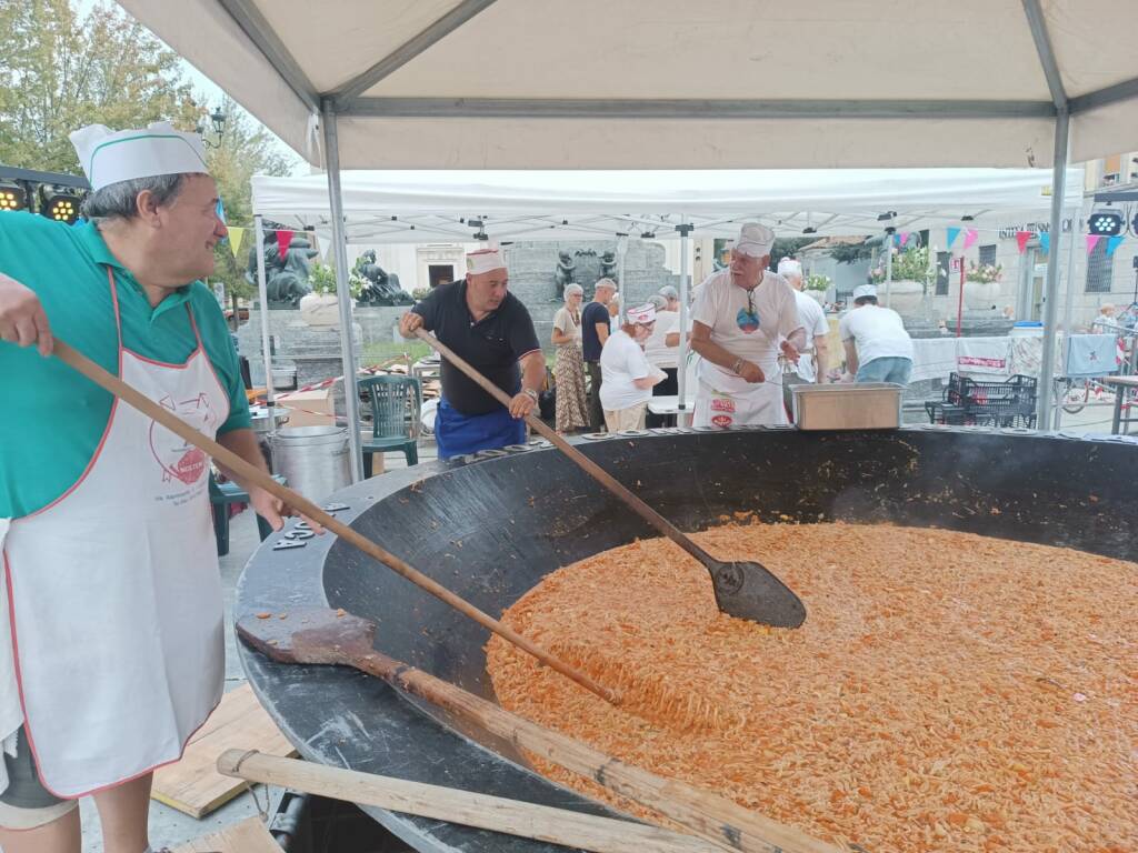 Trippa in piazza - pentola della solidarietà a Desio