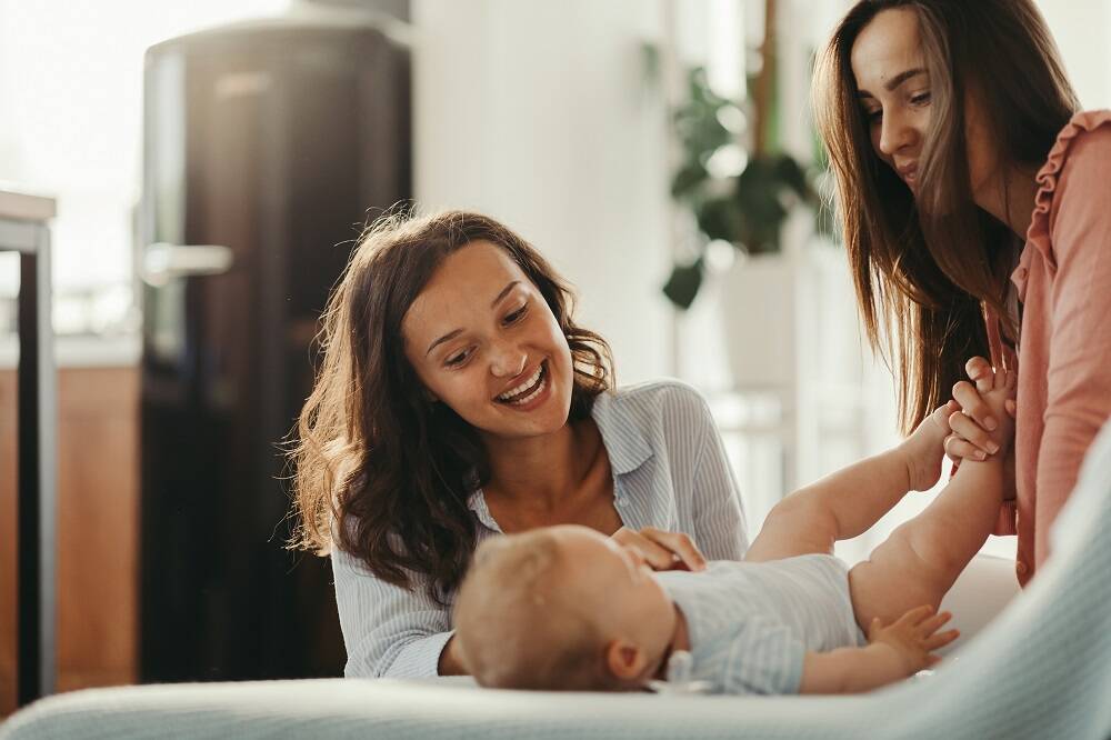 Assistente Materna, la nuova figura professionale che aiuta le mamme (ma  che forse non serve a niente) - MBNews