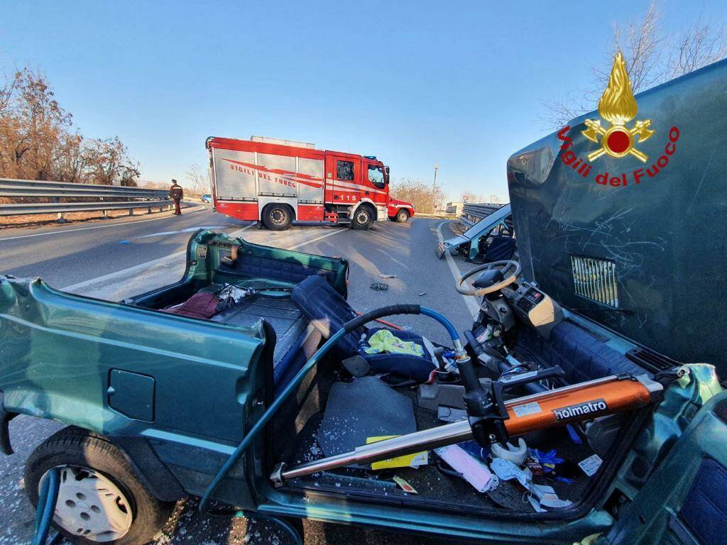 agrate incidente auto vigili del fuoco premiati