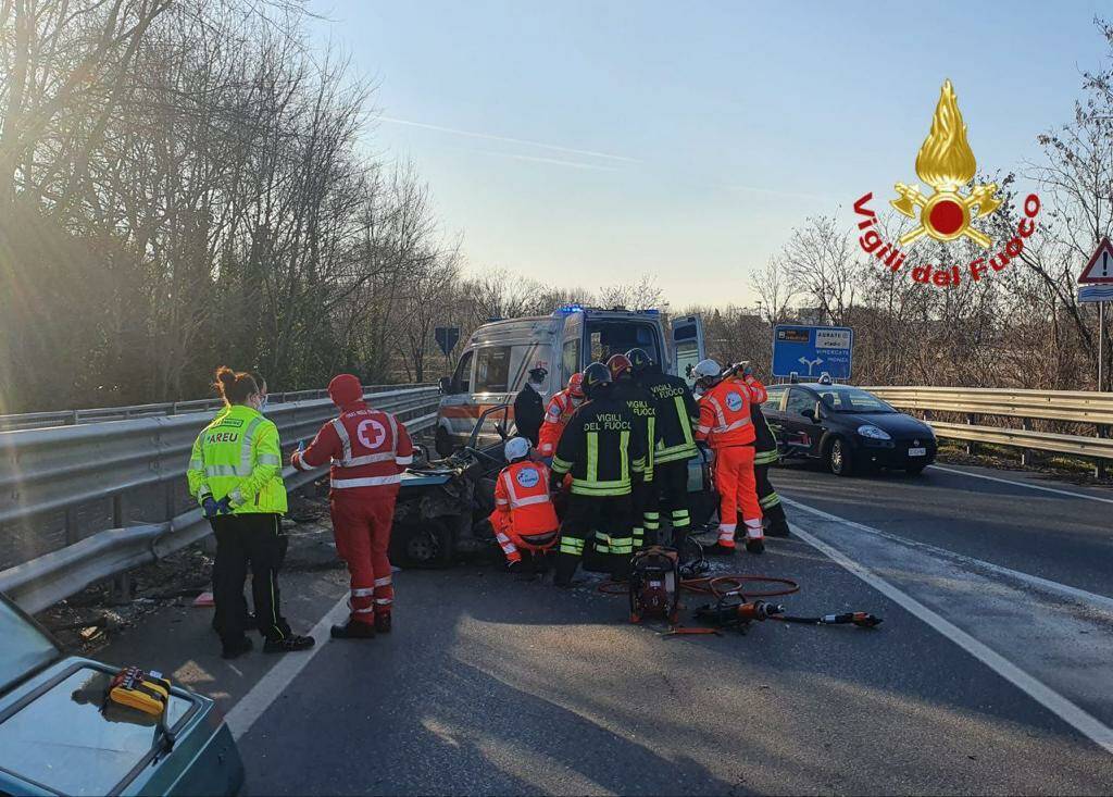 agrate incidente auto vigili del fuoco premiati