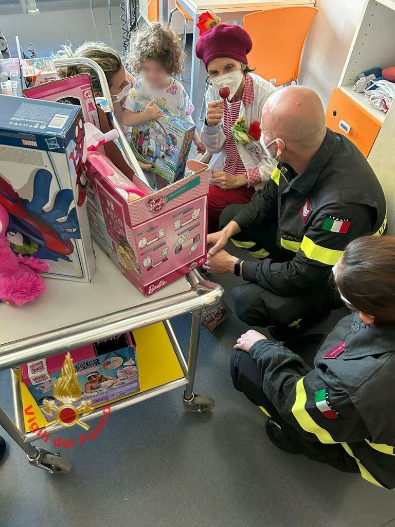 vigili del fuoco regali bambini pediatria ospedale vimercate