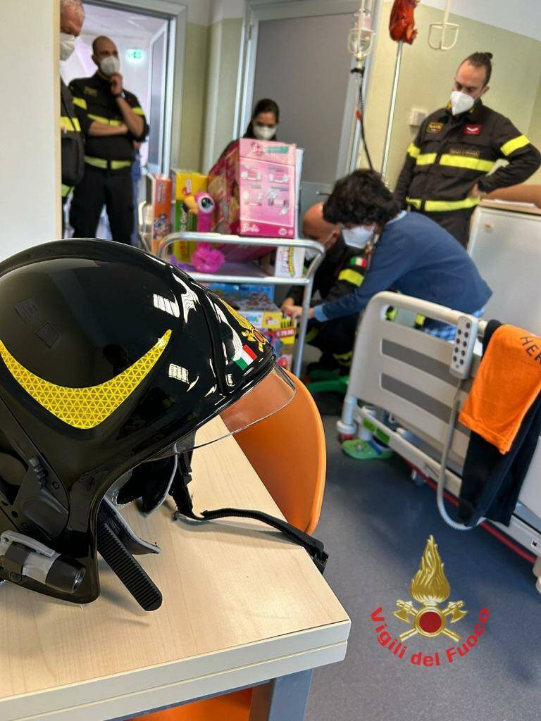 vigili del fuoco regali bambini pediatria ospedale vimercate