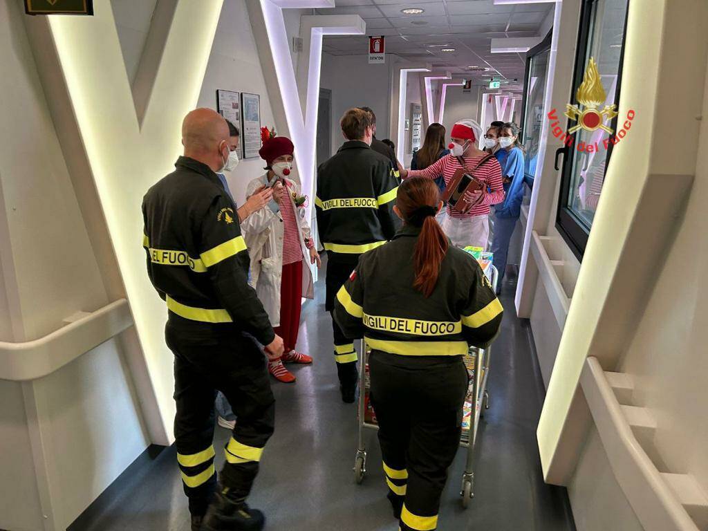 vigili del fuoco regali bambini pediatria ospedale vimercate