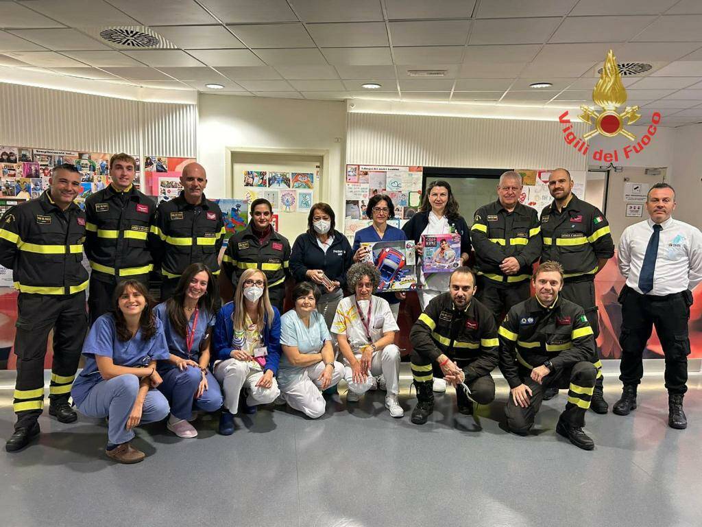 vigili del fuoco regali bambini pediatria ospedale vimercate