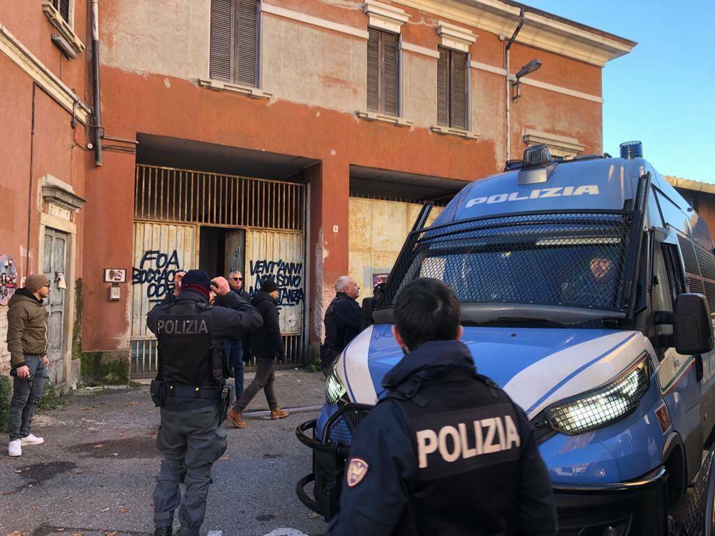 Sgombero nelle cantine delle case popolari: trovate tre pistole a salve -  MBNews