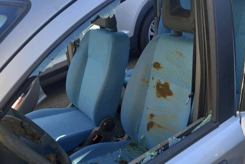 Vetri distrutti, gomme bucate e ricordini sui sedili delle auto: atti  vandalici a Seregno - MBNews