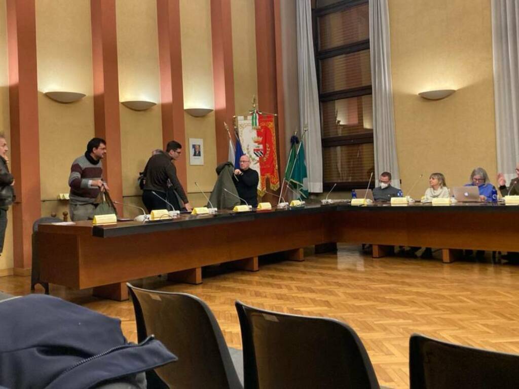 Villasanta opposizioni abbandonano l'aula