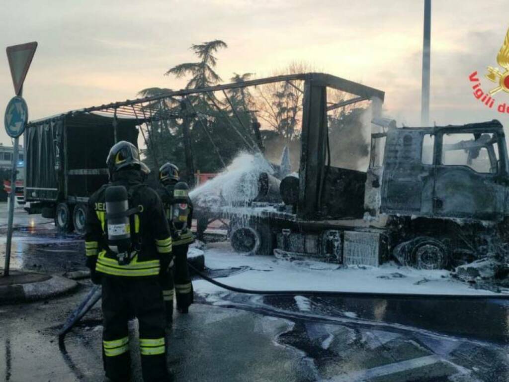 camion incendio caponago