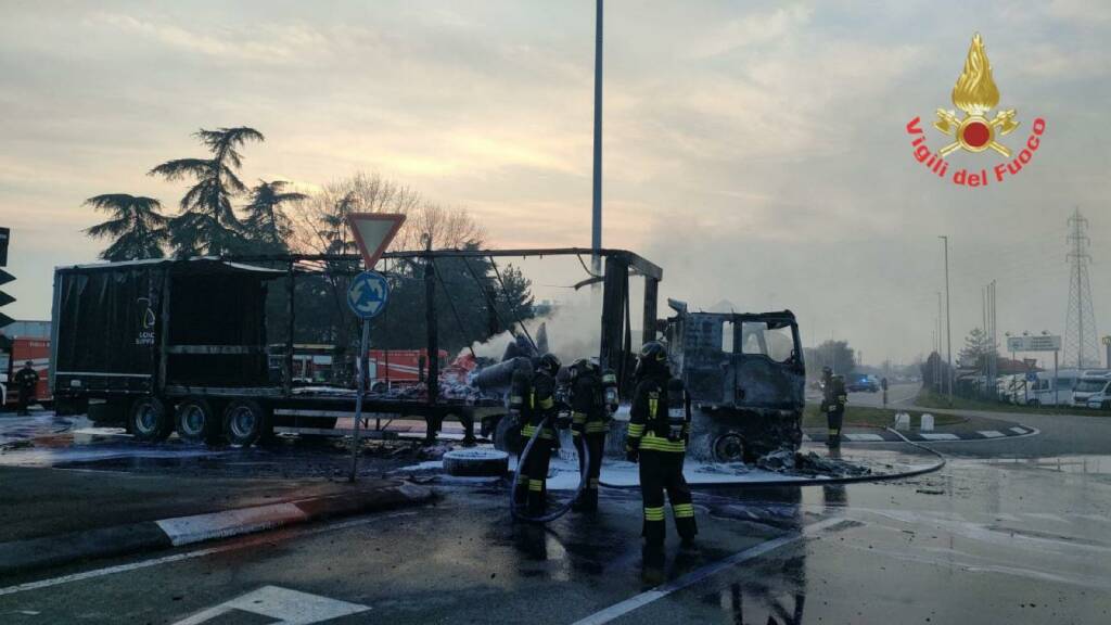 incendio camion caponago 