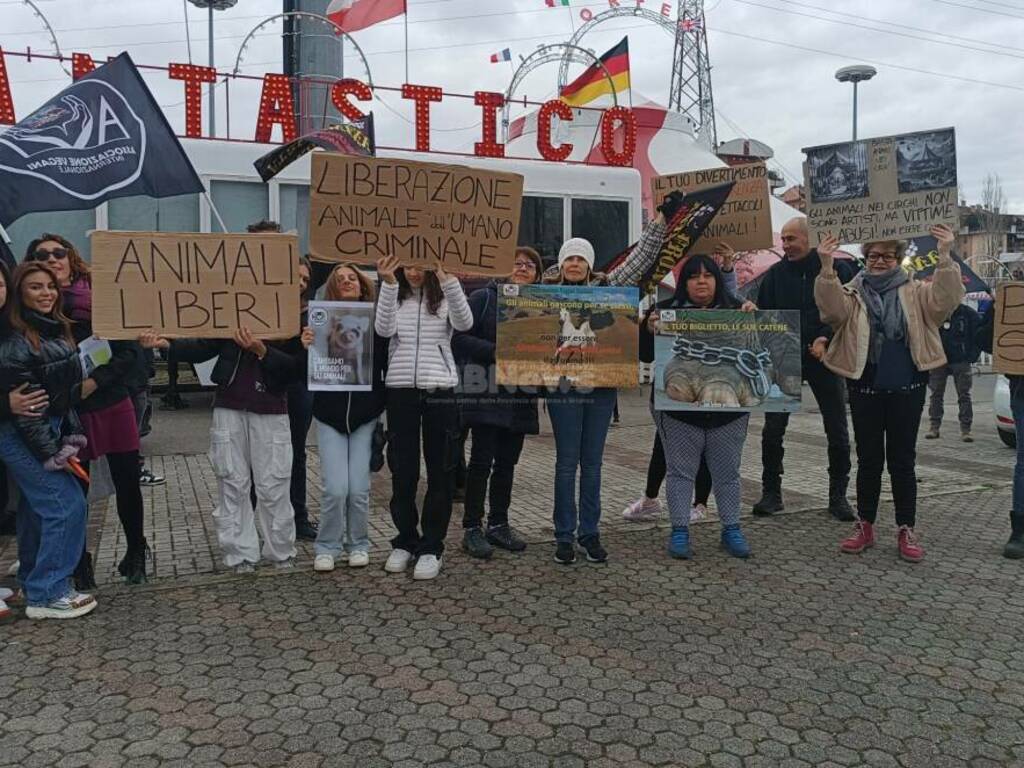 protesta animalisti circo desio mb