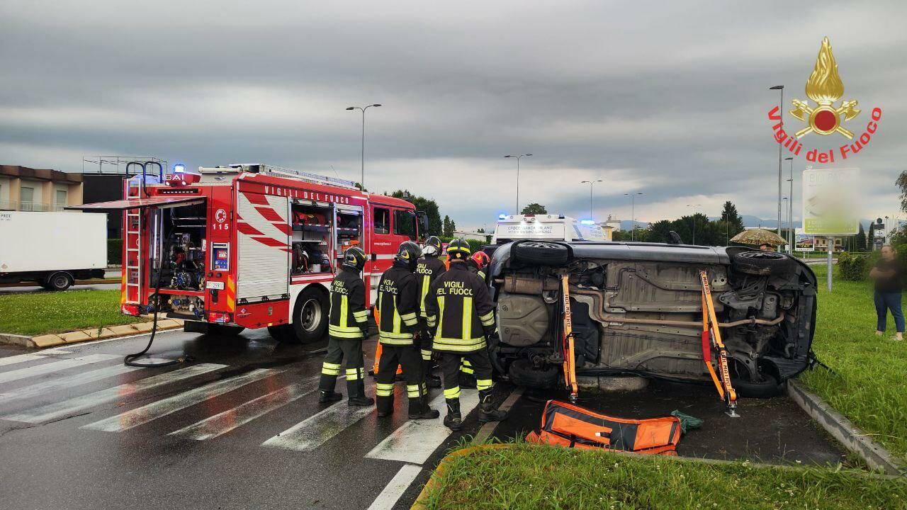 giussano incidente auto ribaltata