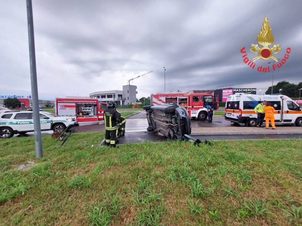 giussano incidente auto ribaltata