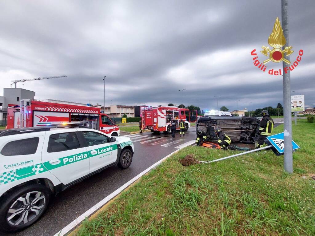 giussano incidente auto ribaltata